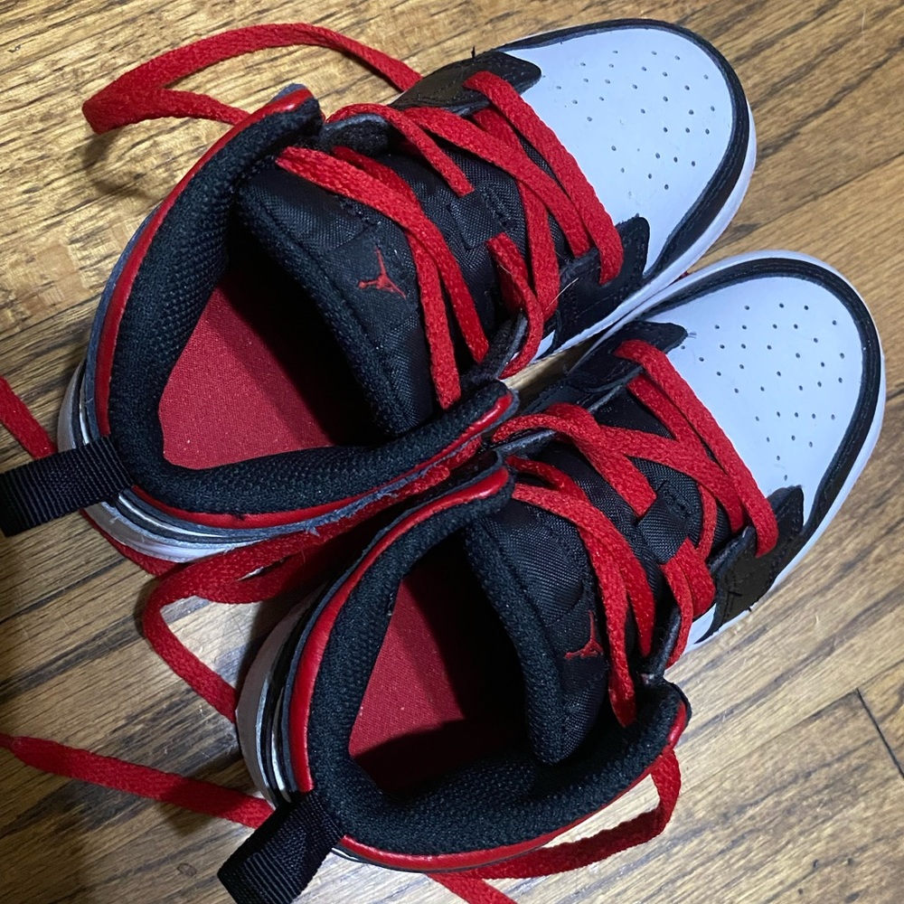 Nike Air Jordan Retro 1 Sneakers - Picture 5 of 7